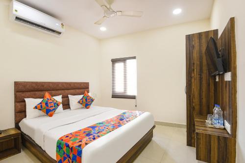 Un dormitorio con una cama y un televisor. en FabHotel Classic Comfort, en Amritsar