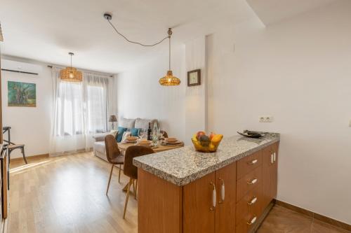 eine Küche mit einer Theke und ein Wohnzimmer in der Unterkunft Entre gigantes, La Alhambra y Sierra Nevada in Güéjar-Sierra