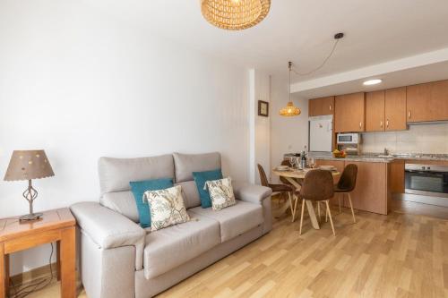 ein Wohnzimmer mit Couch und Küche in der Unterkunft Entre gigantes, La Alhambra y Sierra Nevada in Güéjar-Sierra