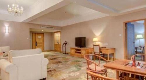 a living room with a couch and a table at Zhuhai Dehan Hotel in Zhuhai