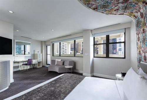 En eller flere senge i et værelse på Dream Midtown, by Hyatt