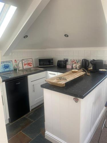 Una cocina o zona de cocina en Harbourloft central Whitstable