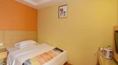 a bedroom with a bed in a room at Shell Hefei Luyang District Sipai Building Subway Station Hotel in Hefei