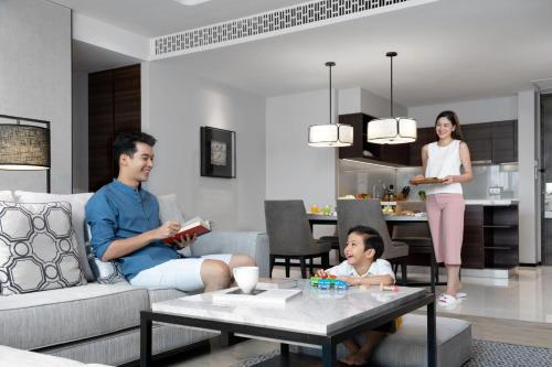 a group of people sitting in a living room at Bangkok Marriott Hotel The Surawongse in Bangkok