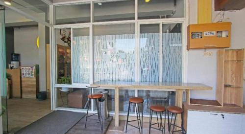 a kitchen with a counter with stools around it at OYO 91531 Dreamstay 2 in Semarang
