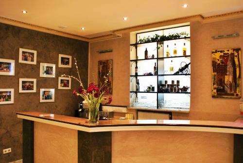 a bar in a restaurant with a display window at Atomis Hotel Düsseldorf City in Düsseldorf