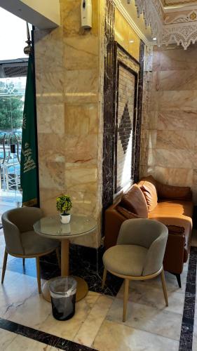 a room with two chairs and a table and a couch at فندق شركة صلاح المدينة in Az Zāhir