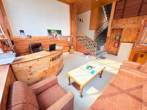 Posezení v ubytování New Suraj Inn - Nestled near Hidimba Temple ! Rooftop Cafe With Hampta View ! Private Parking
