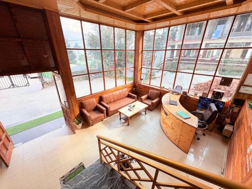 Posezení v ubytování New Suraj Inn - Nestled near Hidimba Temple ! Rooftop Cafe With Hampta View ! Private Parking