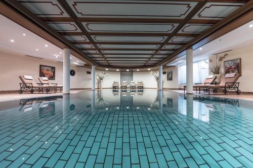 Bazén v ubytování Hotel Genziana nebo v jeho okolí