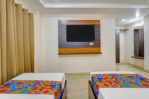 Postel nebo postele na pokoji v ubytování FabHotel Surya International