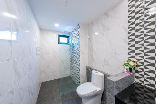 a bathroom with a toilet and a shower at Flamingo Na Jomtien in Na Jomtien