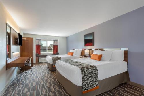 Televisyen dan/atau pusat hiburan di Microtel Inn & Suites by Wyndham Niagara Falls