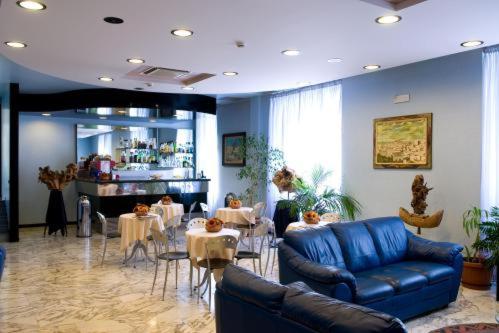 Khu vực ghế ngồi tại Hotel Astoria