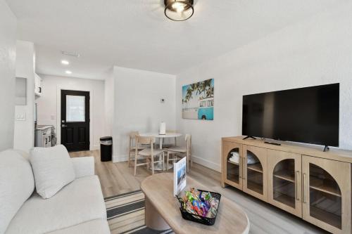 TV a/nebo společenská místnost v ubytování Near Johns Pass 1 Block from Gulf Shores Treasure Island