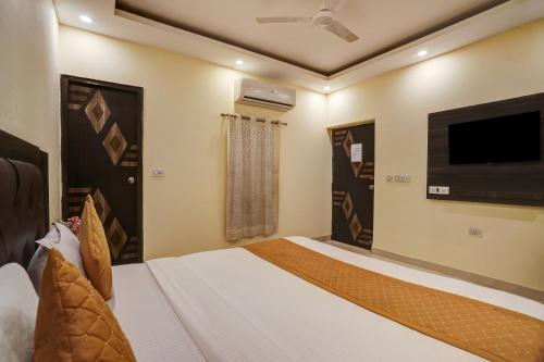 a bedroom with a bed and a flat screen tv at Hotel New City Lite Near Delhi in New Delhi