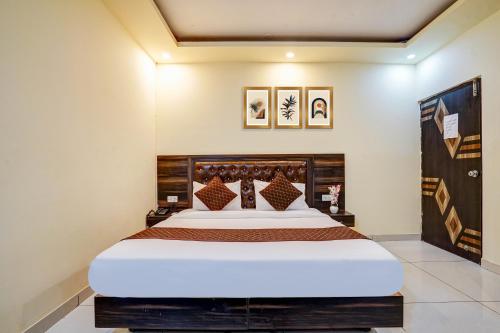 a bedroom with a large bed in a room at Hotel New City Lite Near Delhi in New Delhi