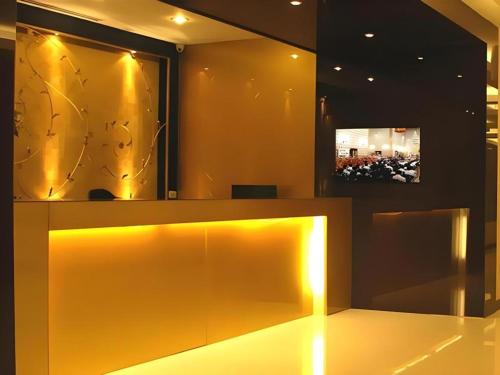 Телевизор и/или развлекательный центр в The Residence Airport & Spa Hotel