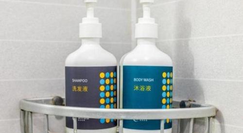 two bottles of water on a metal rack in a bathroom at City Comfort Inn Xiangyang Railway Station in Xiangyang