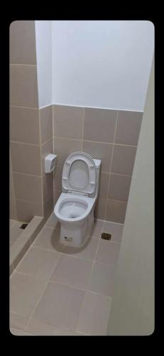 マニラにあるSMDC South Residencesの蓋が閉まったトイレのある浴室
