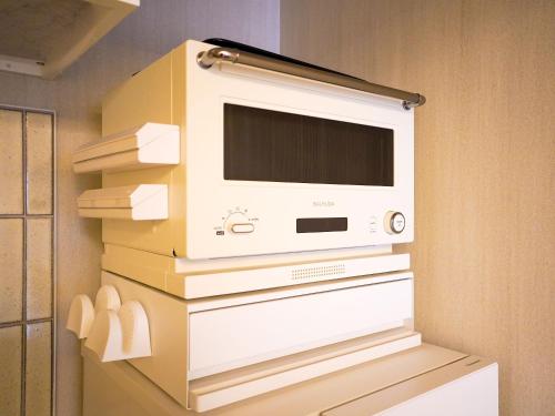 a room with a tv on top of boxes at KUKU Pet Lodge in Takamatsu