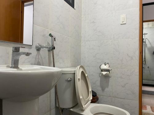 ELEN INN - Malapascua Island Air-conditioned Room2にあるバスルーム