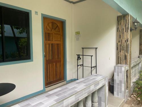 ELEN INN - Malapascua Island Air-conditioned Room2にあるバルコニーまたはテラス