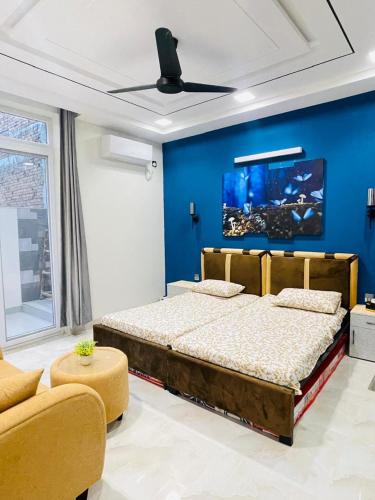 DargaiにあるSerene Stays-Your Home Away From Home In Islamabadのベッドが2つあり、青い壁の寝室