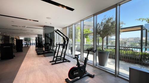 Luxury Grande Suites by Hostiva - Full Burj Khalifa Viewにあるフィットネスセンターまたはフィットネス設備