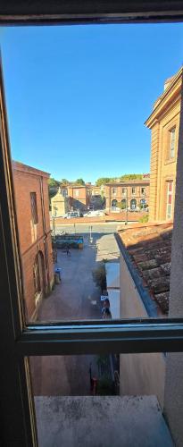 - une vue depuis la fenêtre d'un parking dans l'établissement Le Bohème Tourisme Repos Business à Toulouse, à Toulouse
