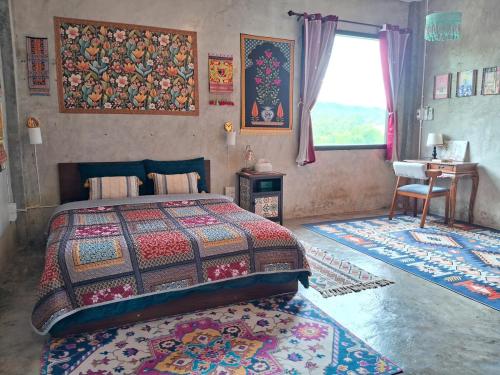 une chambre avec un lit, une table et une fenêtre dans l'établissement Moonrise Cottage Private Country Home with Moutain View, à Thung Yao