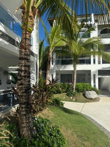 a palm tree in front of a white building at Estrella Izha 204 in La Laguna