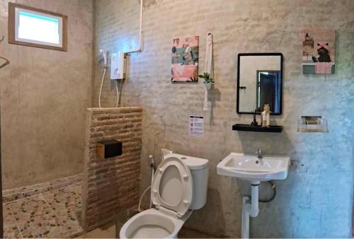 une salle de bain avec toilettes et lavabo dans l'établissement Moonrise Cottage Private Country Home with Moutain View, à Thung Yao