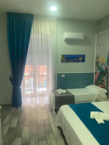 Ένα ή περισσότερα κρεβάτια σε δωμάτιο στο B&B VIVA NAPOLI