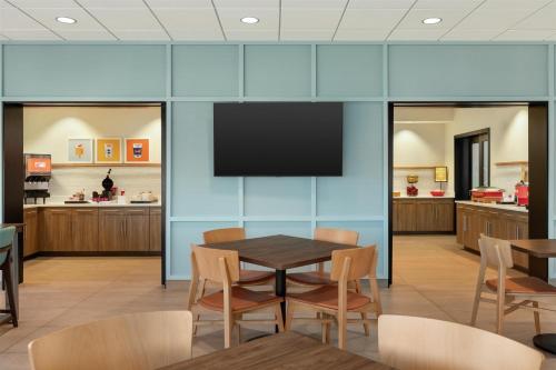Μια τηλεόραση ή/και κέντρο ψυχαγωγίας στο Hampton Inn Hagerstown