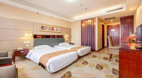 a large bedroom with a large bed and a desk at Xian Union Alliance Atravis Executive Hotel in Xi'an