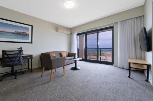 TV a/nebo společenská místnost v ubytování Quality Resort Sorrento Beach