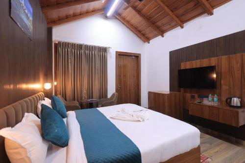 En eller flere senge i et værelse på The Hoften Snowia Luxury Stay, Mukteshwar - Near Bhalugarh Waterfall