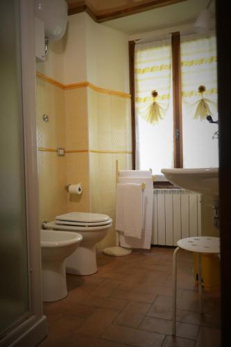 a bathroom with a toilet and a sink at La Casa di Ieri in Serravalle di Chienti