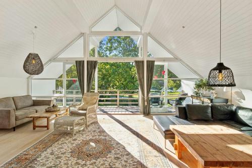 Χώρος καθιστικού στο Charming Summer House With Beach Access