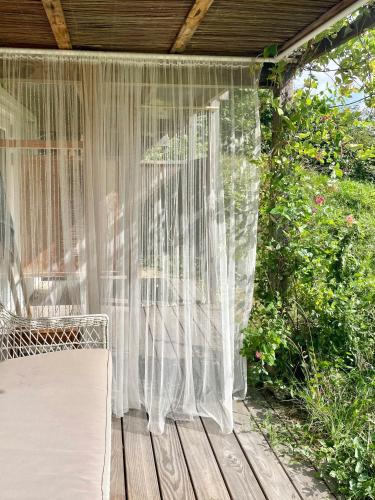 Κήπος έξω από το Charming Summer House With Beach Access
