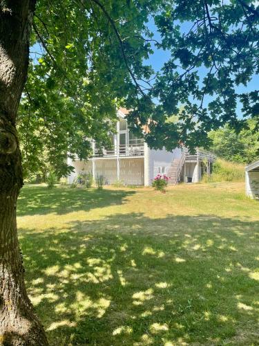 Κήπος έξω από το Charming Summer House With Beach Access