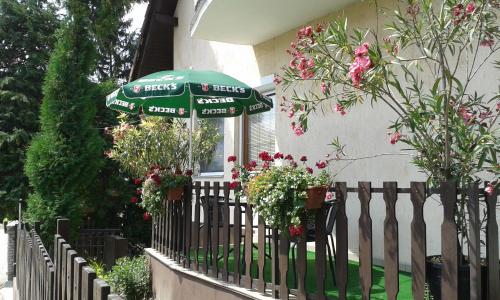 Сад в Holiday Apartmanház