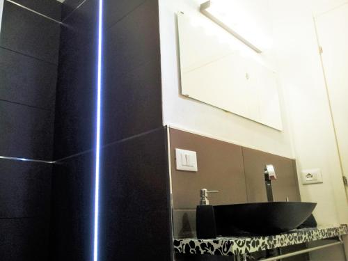 ラヴェンナにあるDimora delle Emme roomのバスルーム(黒い洗面台、鏡付)