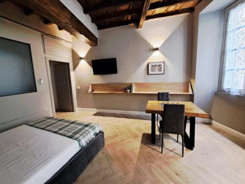 Habitación con mesa, cama y escritorio. en Vertical Garden Studio by Quokka 360 - Modern studio in Como Downtown, en Como