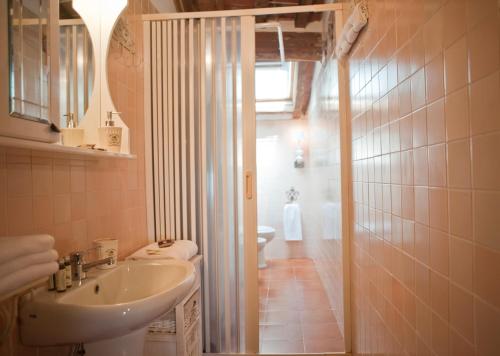 スカルリーノにあるLa Casina di Cianellaのバスルーム(シンク、シャワー、トイレ付)
