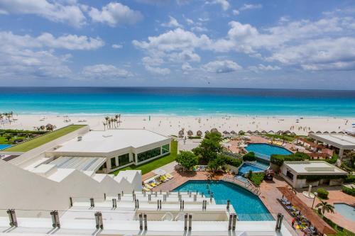 eine Luftansicht eines Resorts mit Strand in der Unterkunft Park Royal Beach Cancun - All Inclusive in Cancún