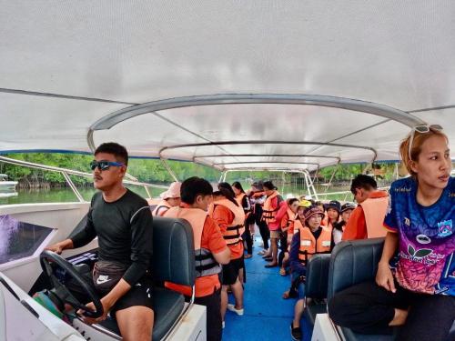 a group of people riding on a boat at Lungkluay homestay in Ko Kood