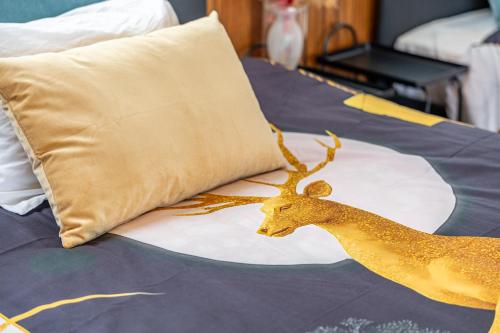 a fake deer head on a bed with a pillow at Lax奈良 奈良観光に便利な和モダン古民家 最大12名 グループや家族旅行に最適 in Nara