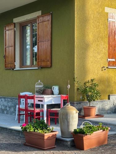 a kitchen with plants in pots in front of a building at Casa del Sindaco in Giusvalla